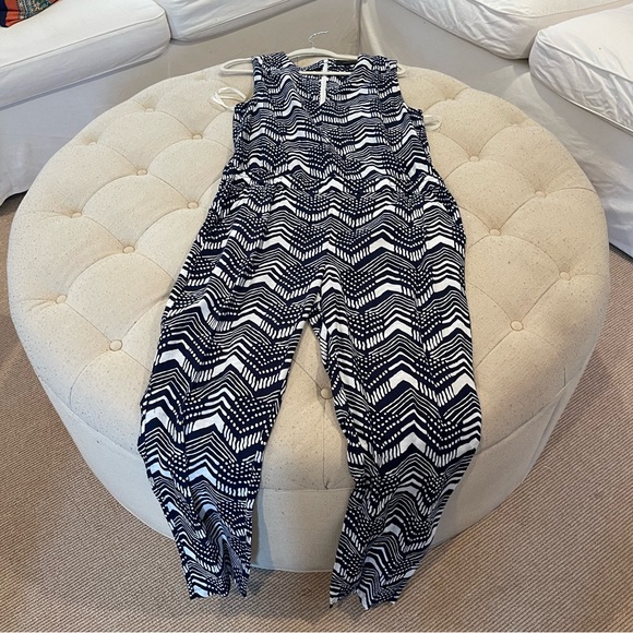 Jcrew women’s navy and white patterned v neck sleeveless jumpsuit - Picture 2 of 11